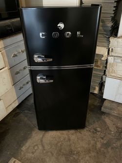 Igloo COOL Retro Black Mini Fridge