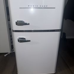 Retro 3.2 Cu Ft 2 Door Mini Fridge 