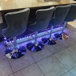 Like new Adjustable height Barstools ✨️