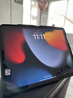 iPad Pro 12.9 in. 5th Gen 512 GB WiFi BUNDLE w/ Apple Pencil 2 AND Magic Keyboard