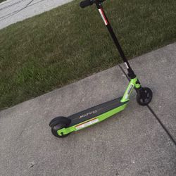 Razor E90 ELECTRIC SCOOTER COMES WITH CHARGER.