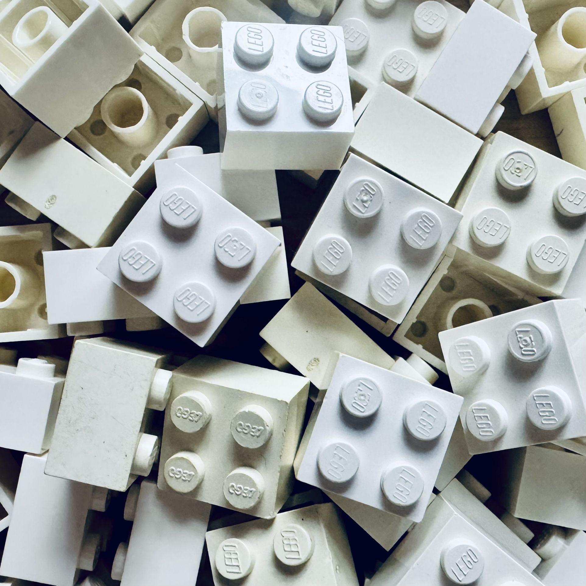 2x2 White LEGO Bricks (100 Pieces • Authentic • Washed)