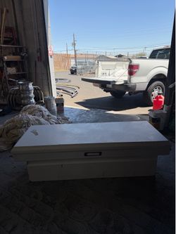 Truck bed tool box