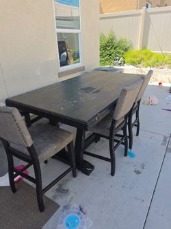 Dinning room table with chairs