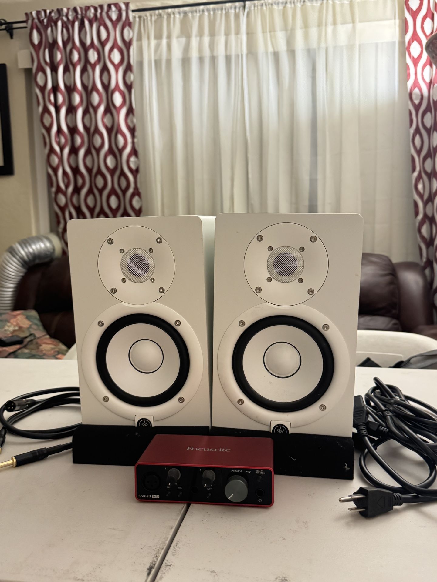Yamaha HS5 (PAIR) White + Focusrite Scarlett Solo 3rd Gen Audio Interface