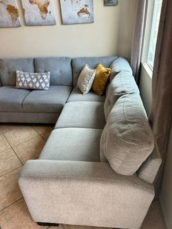DELIVERY AVAILABLE 🚛! Gorgeous grey sectional couch from COSTCO LIKE NEW!!