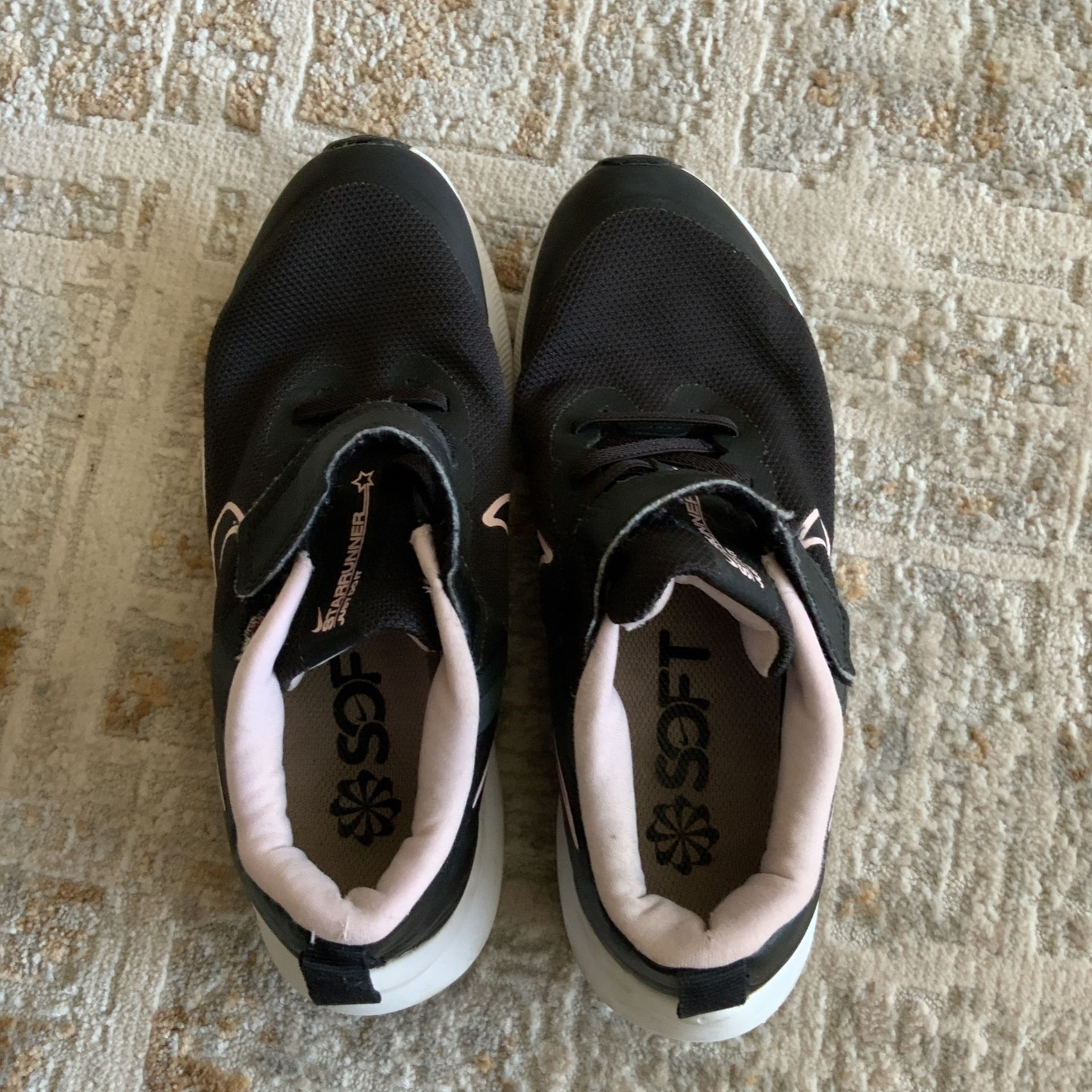 Girls Nike Sneakers Size2