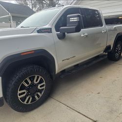 Like NEW! 2020 GMC 3500 HD AT4 CREW CAB 6 1/5 BED 