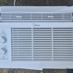  White Midea 5000 BTU Window Unit 