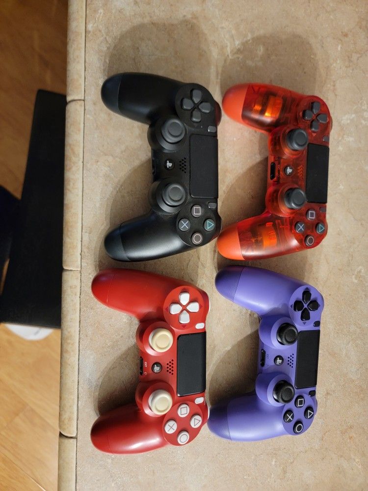 PS4 Remotes (4)