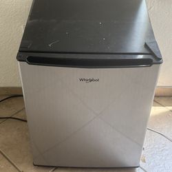 Mini fridge 