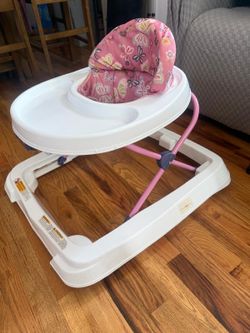 Foldable baby walker