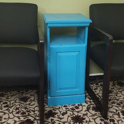 4 Chairs With Blue Side Table 