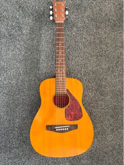 Yamaha FG-Jr JR1 short scale acoustic guitar