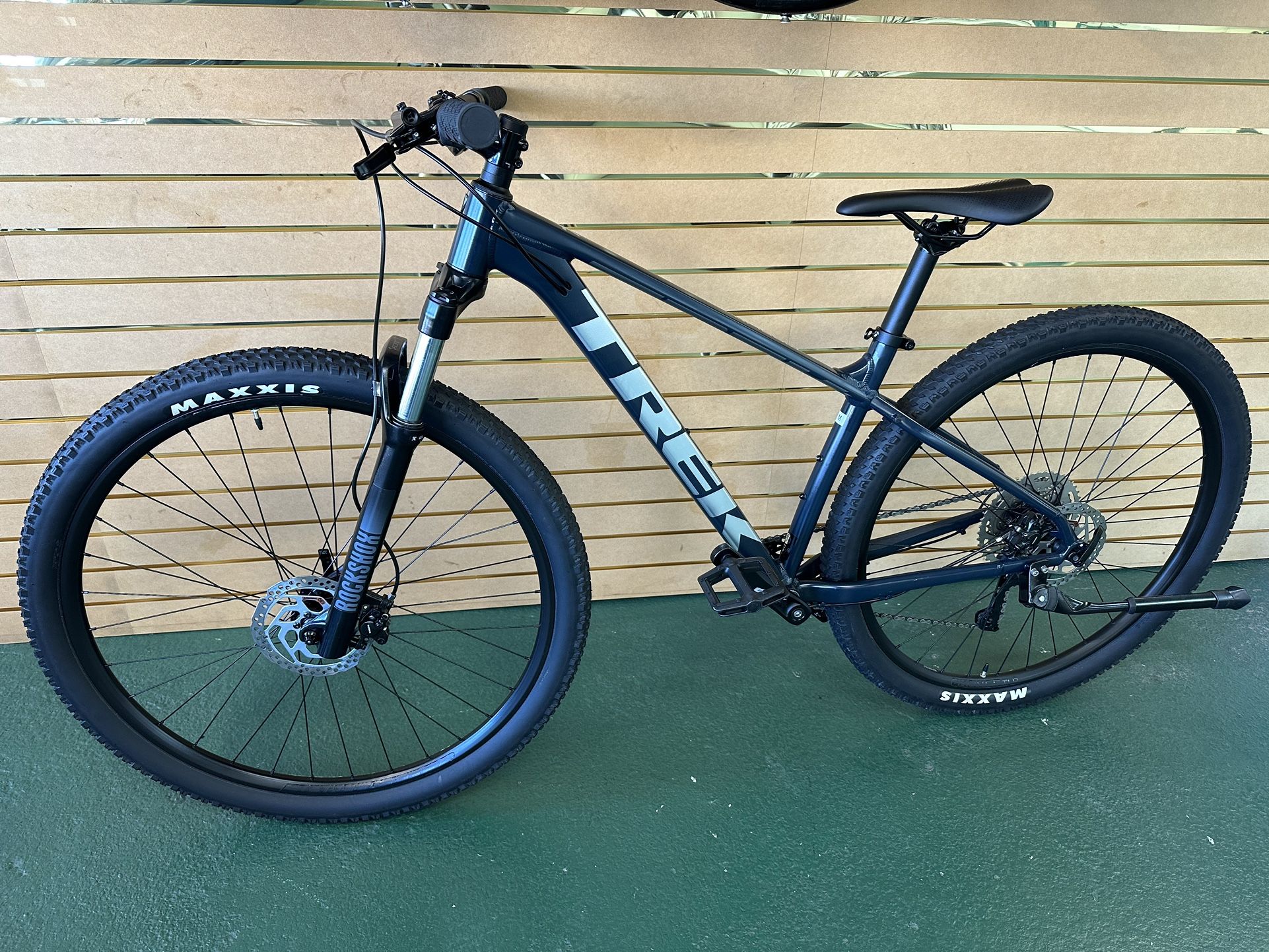 NEW! 2023 TREK Marlin 7 Mountain Bike 29” Wheels - Galactic Grey 