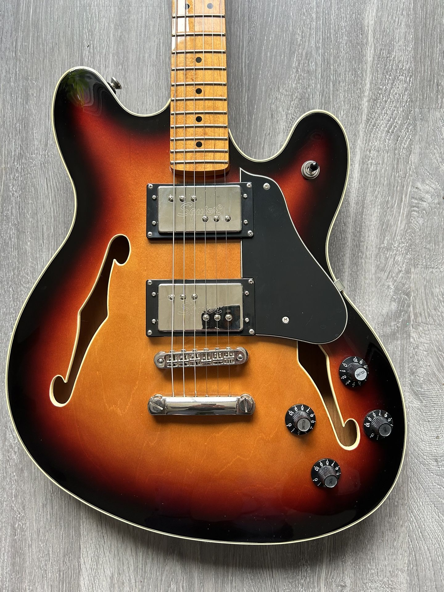 Squier Classic Vibe Starcaster Maple Fingerboard Guitar 3-Color Sunburst