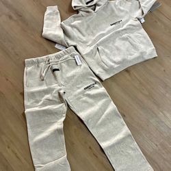 ESSENTIALS SET MEDIUM