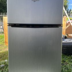 $140 Whirlpool Mini Fridge 
