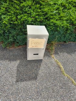 Free 2 drawer filing cabinet has keys