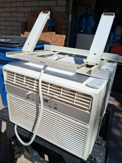 Windows air conditioner with mount