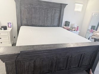 King bed frame (MATTRESS NOT INCLUDED)