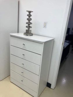 Cajonera Blanca con perillas de diamante