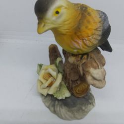VINTAGE PORCELAIN BIRD FIGURINE