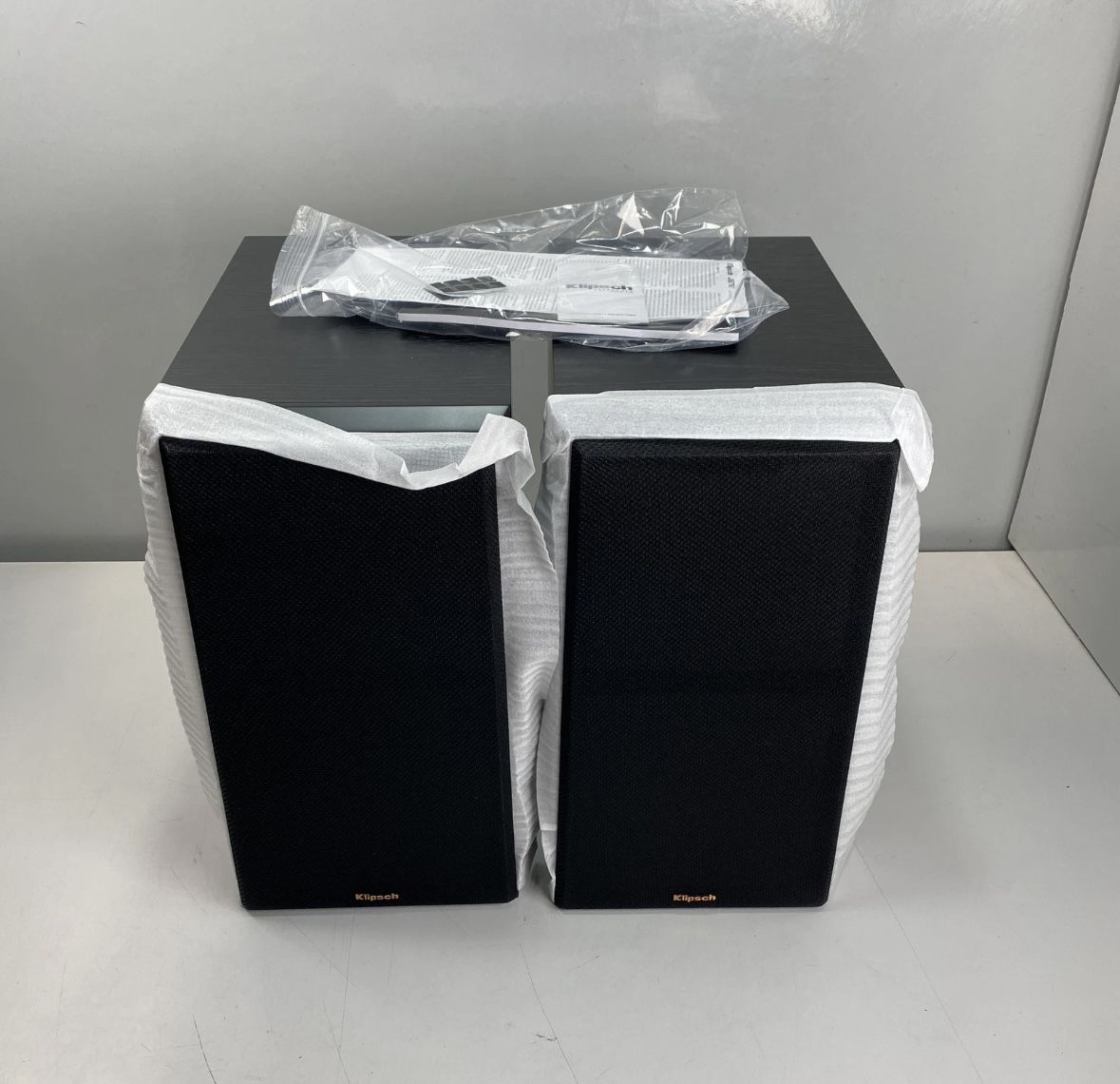Klipsch -Powerful (R-60M) Monitor/ Bookshelf Speakers (NEW)- 1” Aluminum LTS Tweeter, Premium Design, Tractrix Horn Technology 