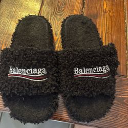 Balenciaga slides black