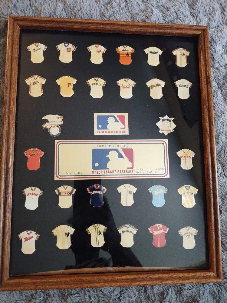 Major league baseball pin set from 1985