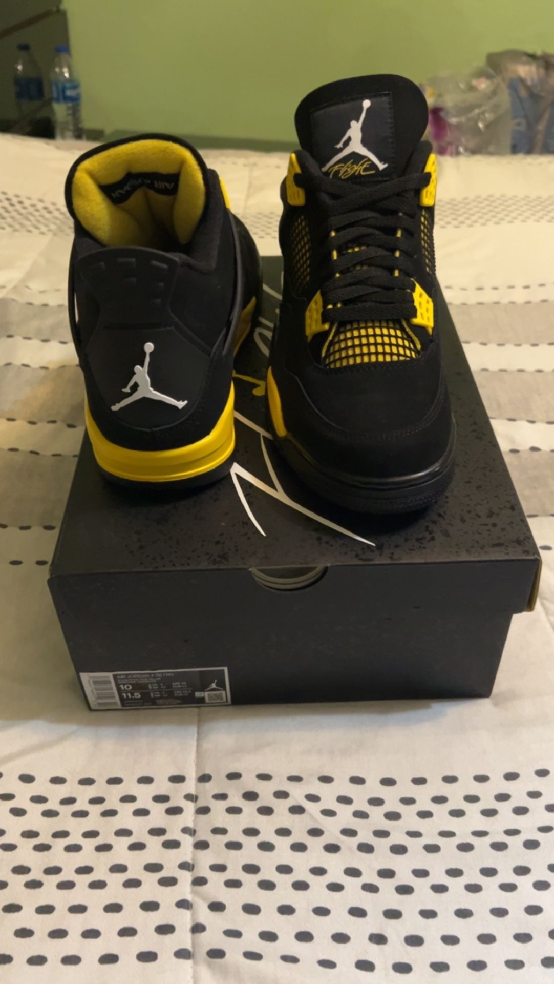 Jordan 4 Thunders (yellow)