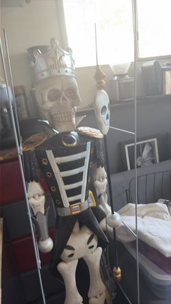 Skelton statue