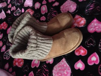 UGGS SIZE 8