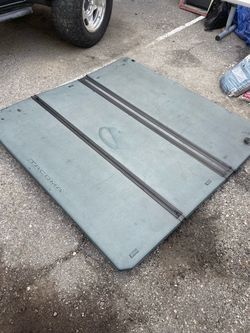 Toyota Tacoma Tri-Fold Tonneau Cover 5ft