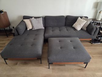Castlery sectional couch (1800$ brand new)