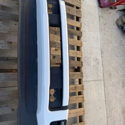 🚘 FRONT BUMPER – FORD F-250 / F-350 🚘 🎨 Color: Oxford White 💲 Price: $699 ✅ Condition: Excellent – Ready to install 🔧 Fitment: 2017–2022 Ford F-2