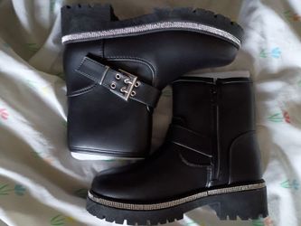 Black boots size 6