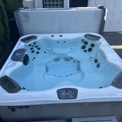 2017 Bullfrog Hot tub