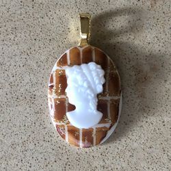 🤎 Pretty, plastic white cameo woman on vintage brown & white cabochon pendant