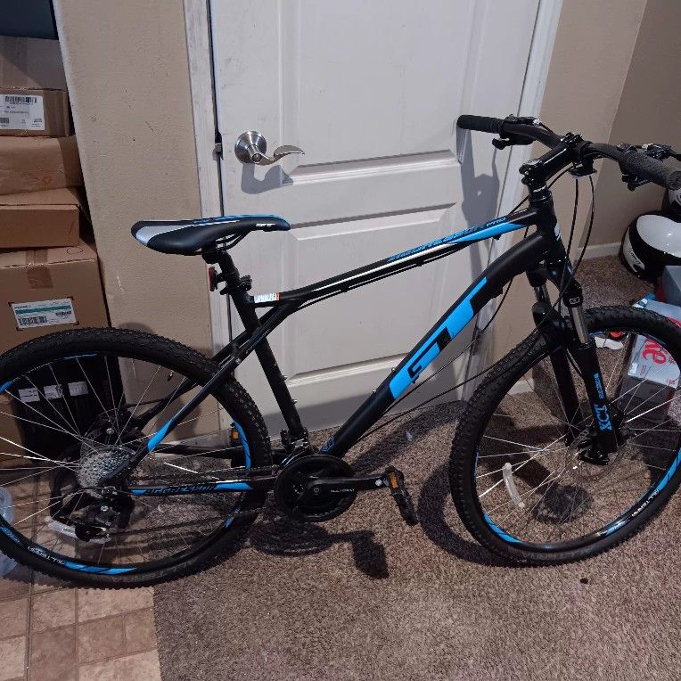 GT AGGRESSOR  PRO MOUNTAIN BIKE DISC BRAKES LIKE NEW SIZE LARGE