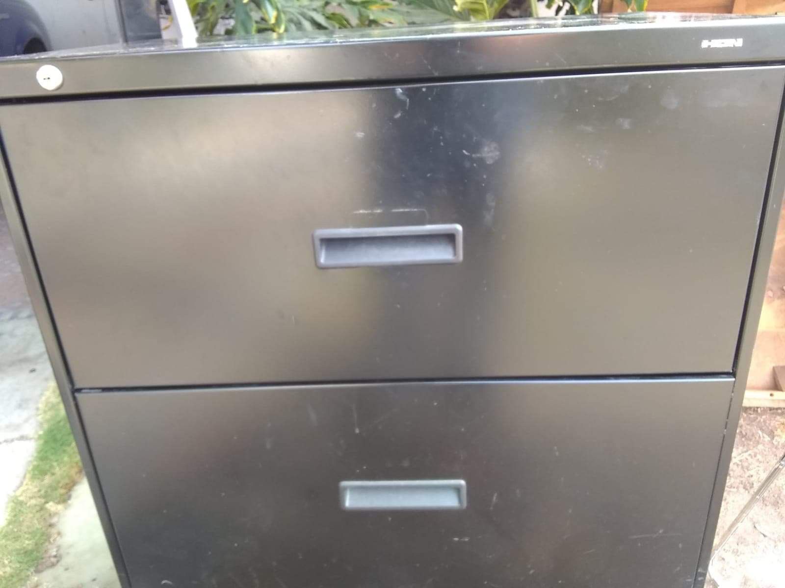 Lateral file cabinet in good conditions some scratches