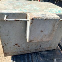 Box Heavy Lockable  1/4 Steel Truck Valt  100$