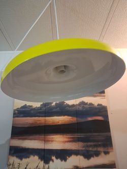 Lamparas colgantes en amarillo, negro y blanco