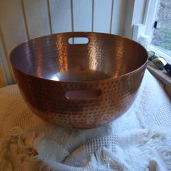 Coppery  Hammered Beverage Bowl 🥣. 