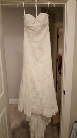 Lace A line style wedding dress size 2. Fingertip length veil included.