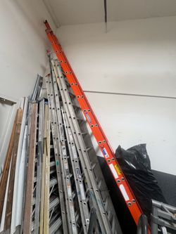 Werner 32 ft. Fiberglass Extension Ladder, ANSI, Type IA, 300 Ibs. Load Capacity