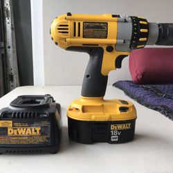 DeWALT XRP 1/2”   18 V Hammer Drill Variable Speed W/ Battery And Charger DC9096