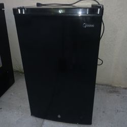 Midea MRU03M2ABB Upright Freezer Large Black, 3.0 Cubic Feet