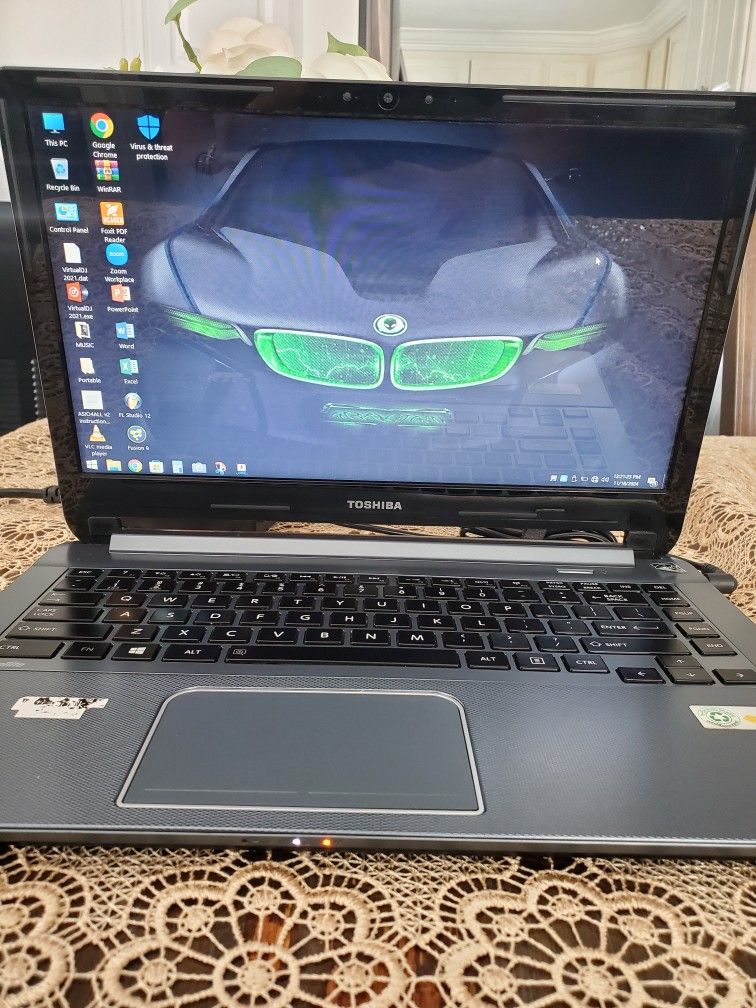 Laptop Toshiba I3/ Windows 10 Pro / Good Condition/ Runs Great/ Various Programs Installed/ ⭐️ Replace Battery⭐️