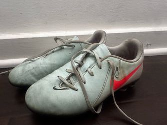 Nike soccer cleats size 2Y